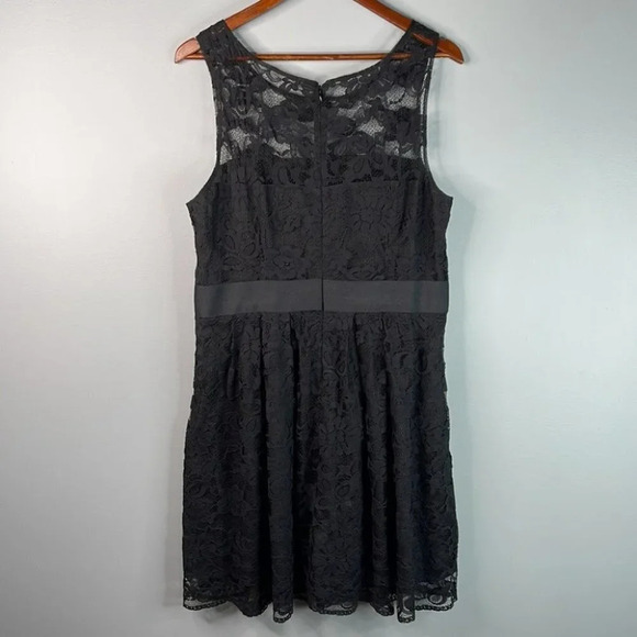 BB DAKOTA Black Floral Lace Cocktail Dress Sleeveless Box Pleat Feminine Size 14 - Picture 8 of 10